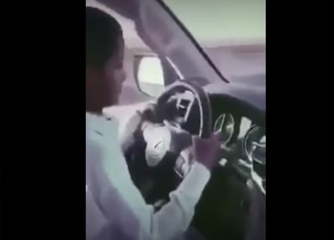 طفل يقود سيارة 