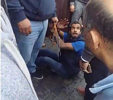 وافدون مصريون يلقنون لص "علقة موت" بسبب سرقته لطفل بالسعودية