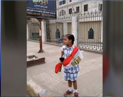 طفلة لا تري تشجع المصريين على النزول للانتخابات