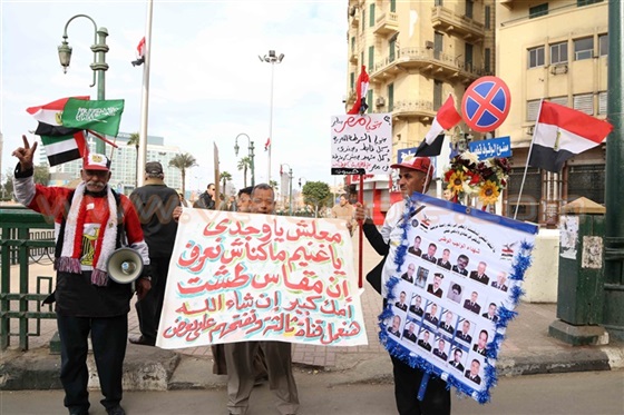 مواطنون يحتفلون بذكرى ثورة 25 يناير في طلعت حرب