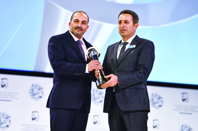 أسامة جلال يتسلم جائزة الصحافة العربية