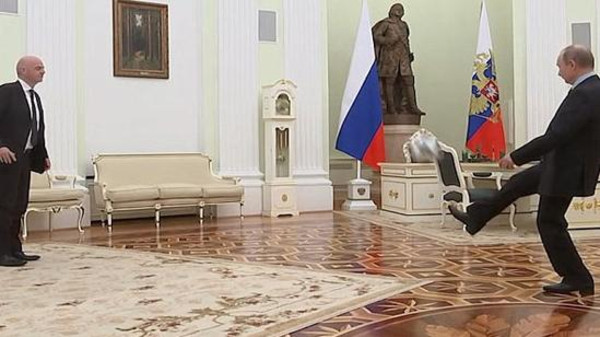 بوتين يلاعب رئيس الفيفا!