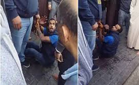 بالفيديو..علقة ساخنة من المصريين بالسعودية للص حاول سرقة سيارة بداخلها طفل