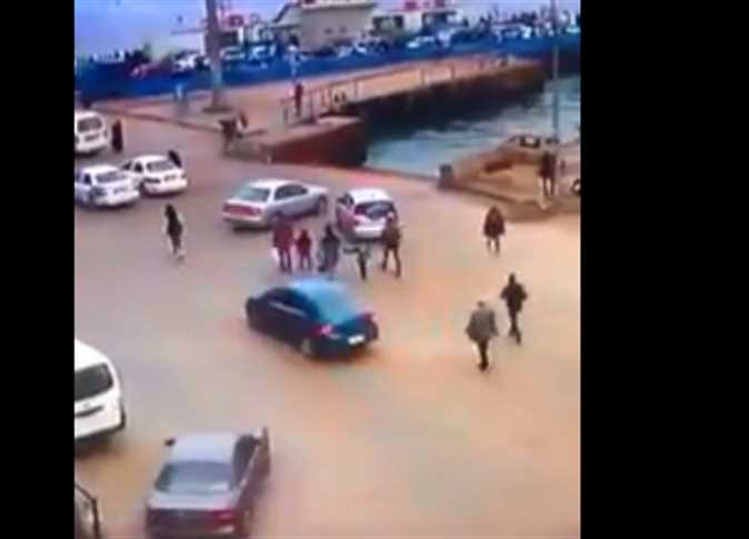 مصر | بالفيديو سقوط سيارة بقناة السويس ووفاة سائقها