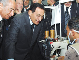 مبارك يتحدث مع أحد العاملين فى مصنع ببورسعيد 