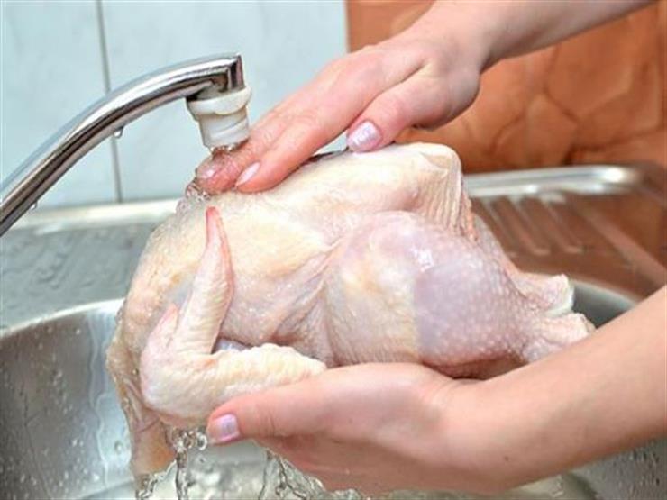 لهذه الأسباب لا يجب غسل الدجاج النيء بالماء