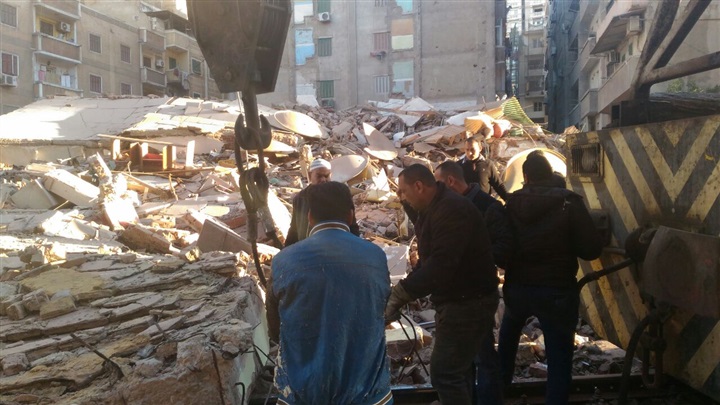 مصرع 3 أشخاص تحت أنقاض عقار منهار بالأسكندرية