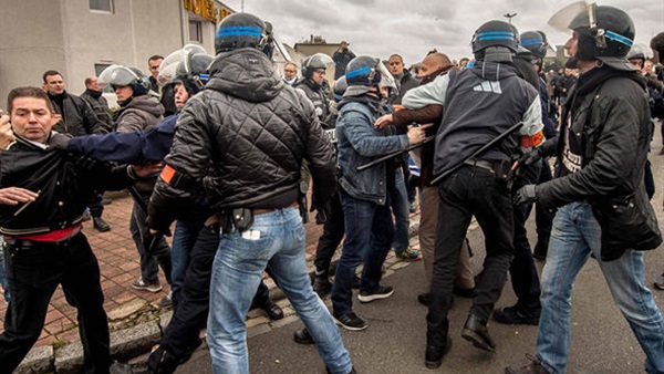 اشتباكات بين الشرطة الفرنسية 