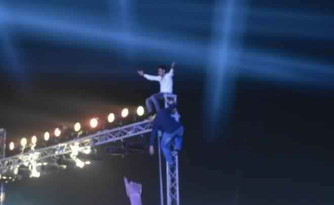 مصري يسقط من أعلى عمود إنارة بسبب محمد منير!